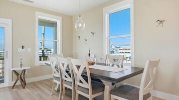 House (4 Bedrooms) | In-room dining