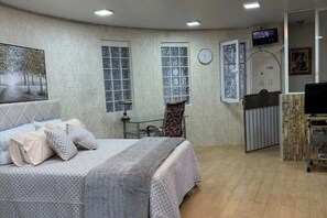 1 غرفة نوم ومكواة/لوح كي وخدمة الإنترنت وملاءات أسرّة