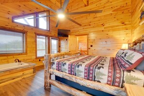4 bedrooms, iron/ironing board, travel cot, free WiFi - New Amazing View Cabin, 5 miles to Dollywood, 12 miles to Smokies, Sleeps 11 (Sevierville)