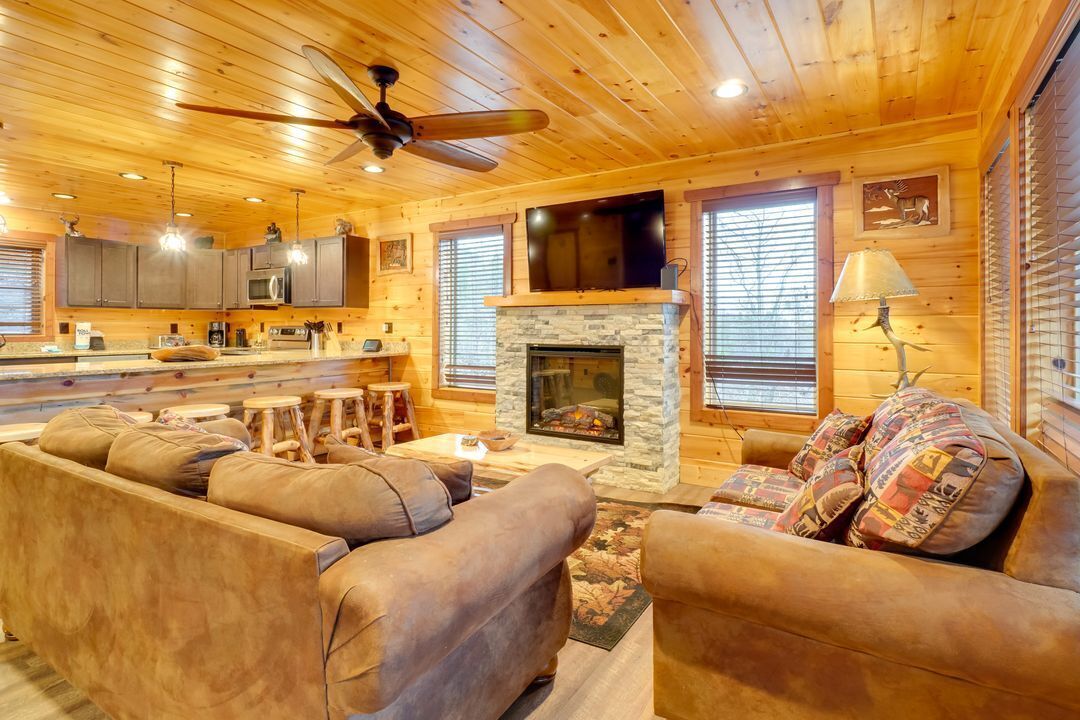 TV connectée, cheminée, livres