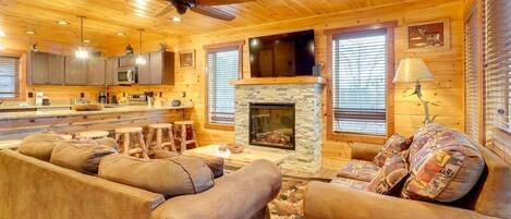 TV connectée, cheminée, livres