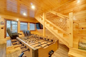 Games room - New Amazing View Cabin, 5 miles to Dollywood, 12 miles to Smokies, Sleeps 11 (Sevierville)