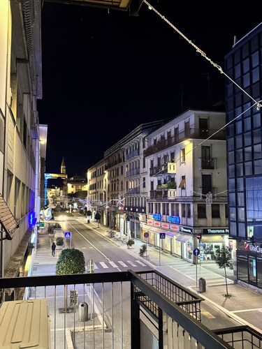 Urban Stay A room with a panoramic balcony