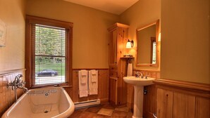 Bathroom - Luxury Suite with a View of Lake Pohénégamook (Pohénégamook)