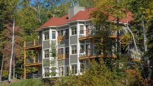 Exterior - Luxury Suite with a View of Lake Pohénégamook (Pohénégamook)