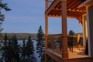 Outdoor dining - Magnifique condo de Luxe au Lac Pohénégamook (Pohénégamook)