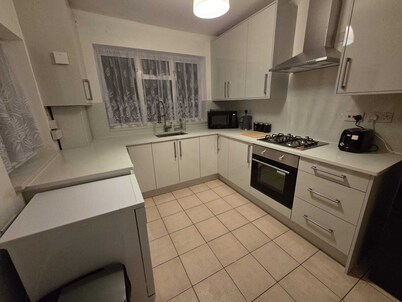 Modern 4-Bed House with Parking, Perfect for families, Groups & Contractors