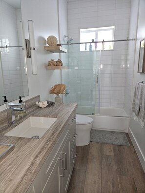 Chuveiro, secador de cabelo, toalhas de banho, sabonete