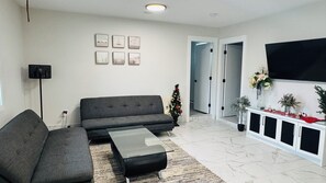 Een televisie en een open haard