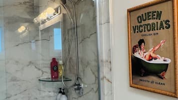 Asciugacapelli, asciugamani, sapone, carta igienica