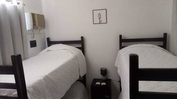 Quarto quádruplo econômico, vista para a cidade | Cortinas blackout, ferros/tábuas de passar roupa, Wi-Fi de cortesia