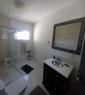Deluxe Suite, Garden View | Bathroom | Towels, soap, shampoo, toilet paper - Pousada Flor de Lis Homestay (Volta Redonda)
