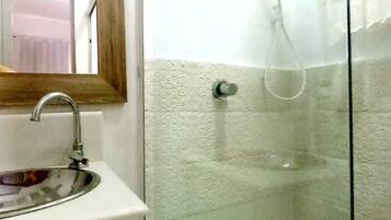 Quarto triplo família | Banheiro | Toalhas de banho, sabonete, shampoo, papel higiênico