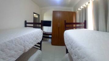 Quarto quádruplo econômico, vista para a cidade | Cortinas blackout, ferros/tábuas de passar roupa, Wi-Fi de cortesia