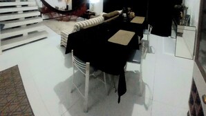 Quarto com escada, cama, escrivaninha e televisão.