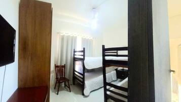 Economy vierpersoonskamer, uitzicht op stad | Verduisterende gordijnen, een strijkplank/strijkijzer, gratis wifi