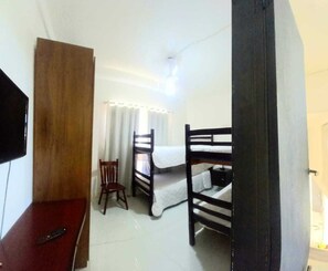 Economy fyrbäddsrum - utsikt mot staden | Mörkläggningsgardiner, strykjärn/strykbräda och gratis wi-fi