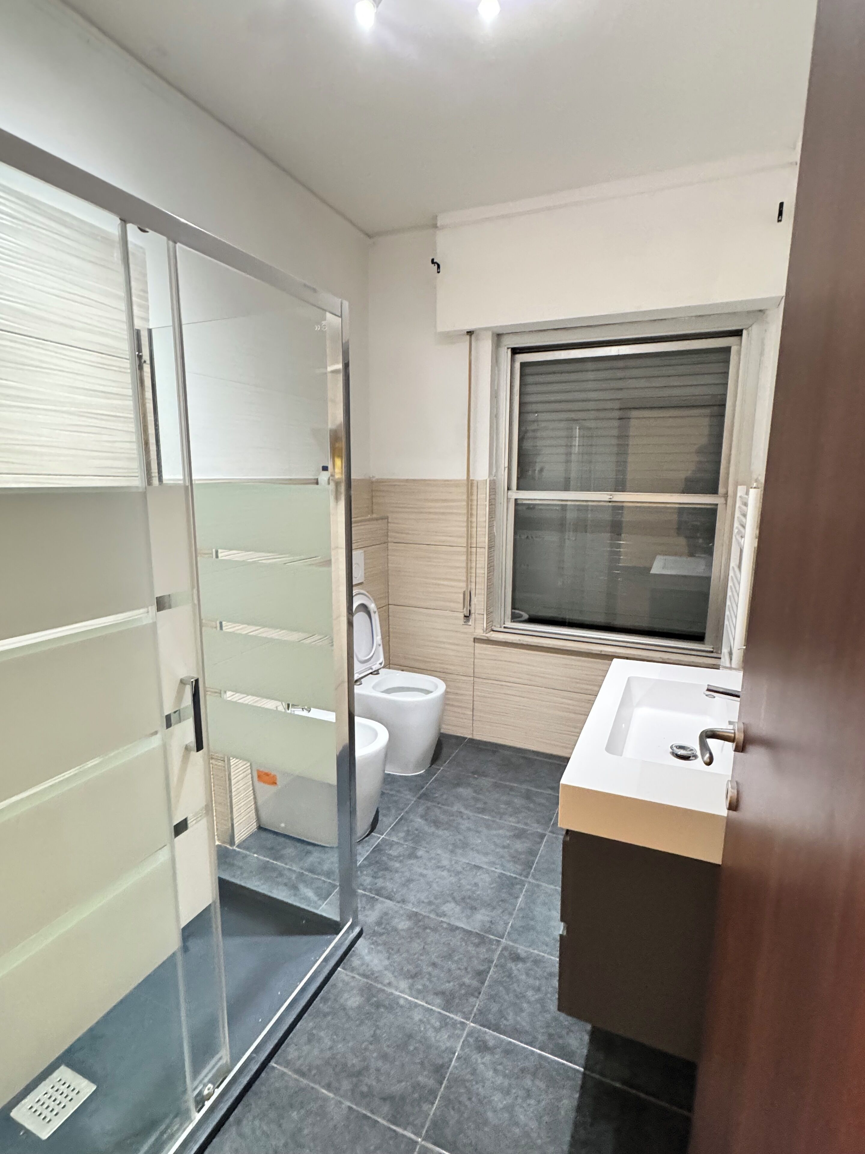 Secador de pelo, bidet, toallas, jabón