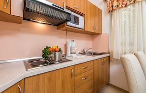 Refrigerador, microondas, parrilla de estufa y cafetera y tetera 