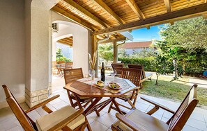 Outdoor dining - Lovely apartment in Banjol with swimming pool (Banjol)