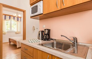Réfrigérateur, micro-ondes, plaque de cuisson, cafetière/bouilloire
