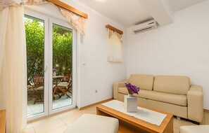 TV - 1 bedroom beach front apartment in Kampor (Kampor)