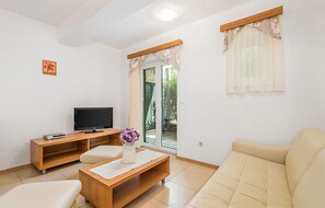 TV - 1 bedroom beach front apartment in Kampor (Kampor)