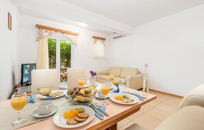 Dining - 1 bedroom beach front apartment in Kampor (Kampor)