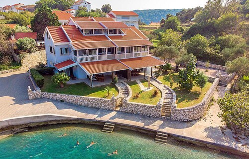 Superbe appartement à Kampor avec piscine