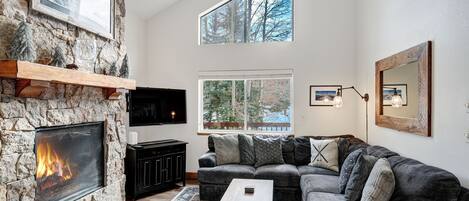 Fernseher, Kamin, Bücher