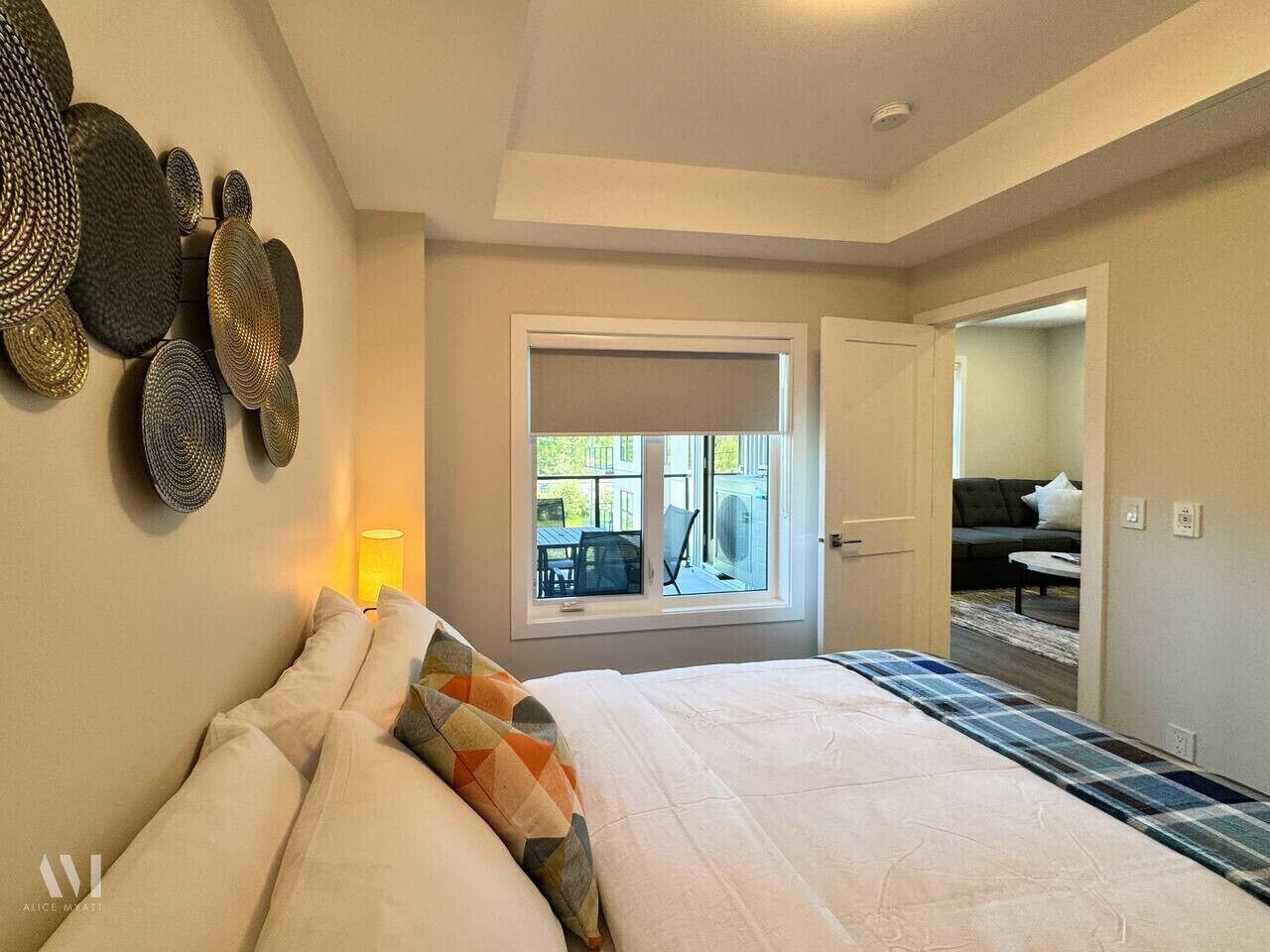 Desk, travel crib, free WiFi, bed sheets