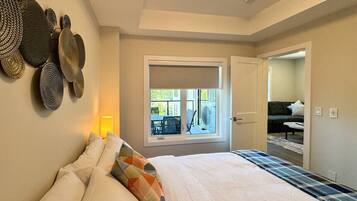 Desk, travel crib, free WiFi, bed sheets