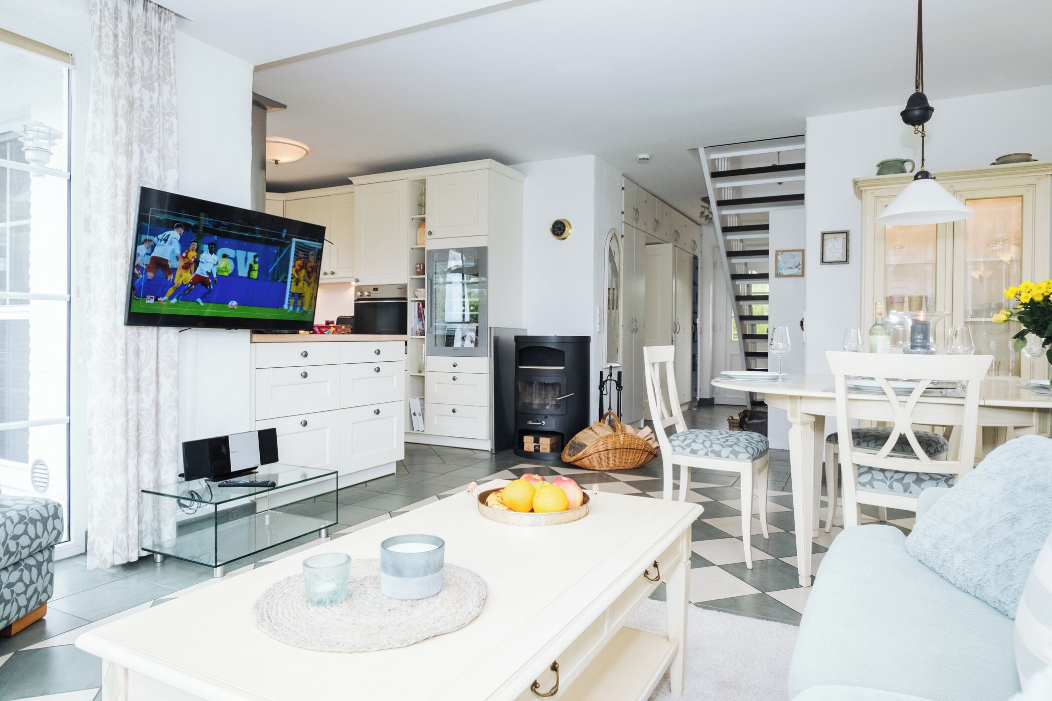 スマートテレビ、暖炉、ステレオ