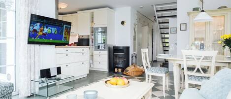 スマートテレビ、暖炉、ステレオ