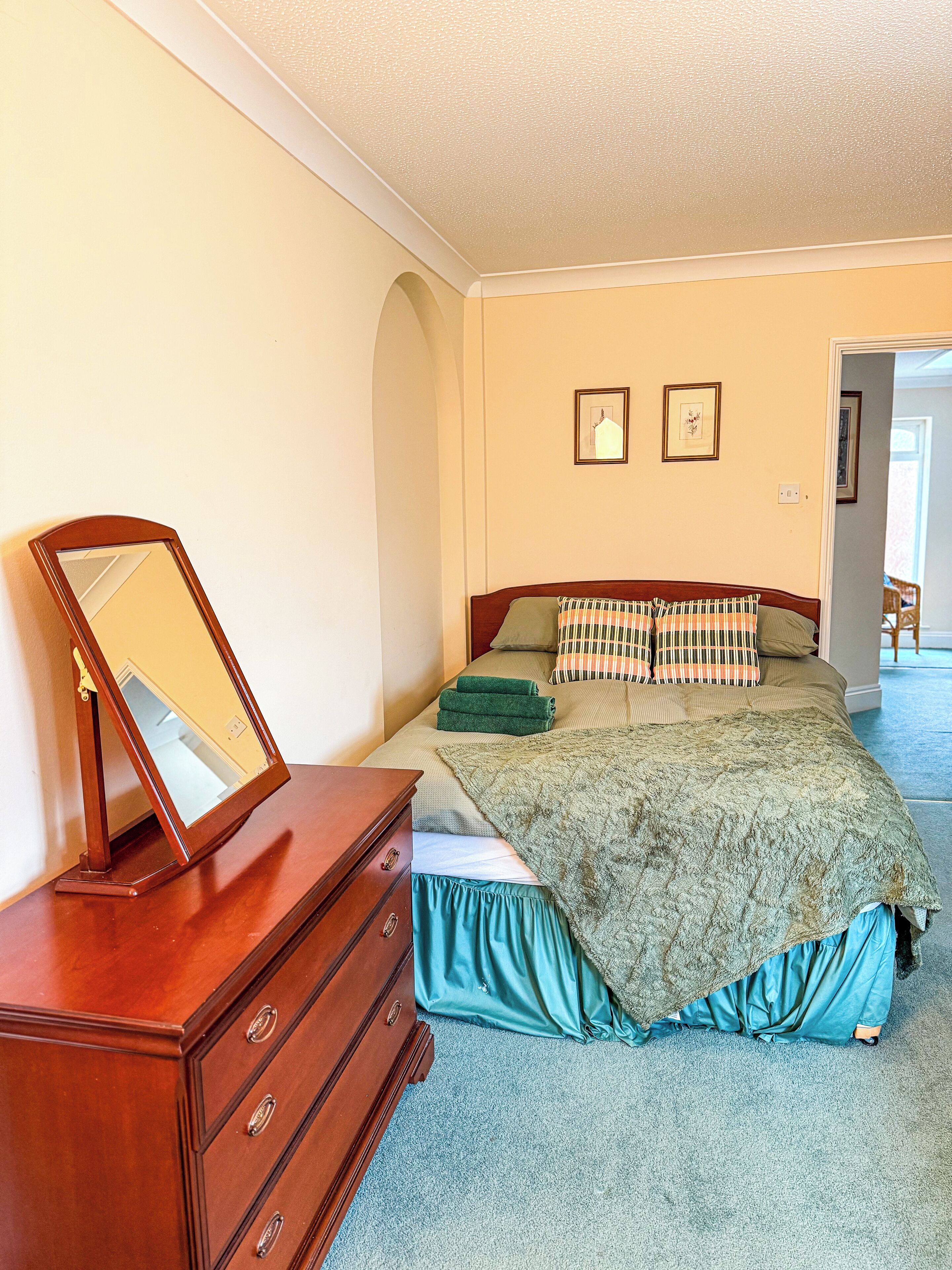 3 bedrooms, iron/ironing board, WiFi, bed sheets