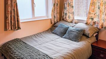 3 bedrooms, iron/ironing board, WiFi, bed sheets