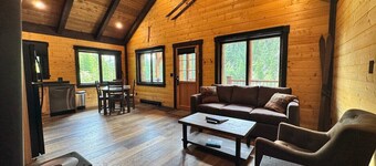 Mountaineer Creekside Cabin - Private Hot Tub