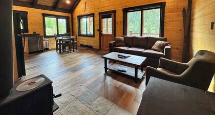 Mountaineer Creekside Cabin - Private Hot Tub