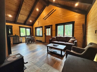 Mountaineer Creekside Cabin - Private Hot Tub