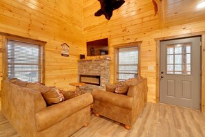 Älytelevisio, takka, kirjoja