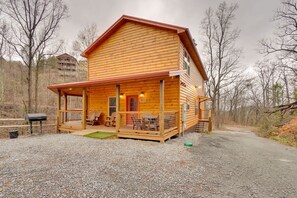 Exterior - New Amazing View Cabin, 5 miles to Dollywood, 12 miles to Smokies, Sleeps 9 (Sevierville)