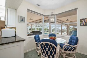 Dining - Waterfront Living at its Best! Florida Getaway (Lake Suzy)