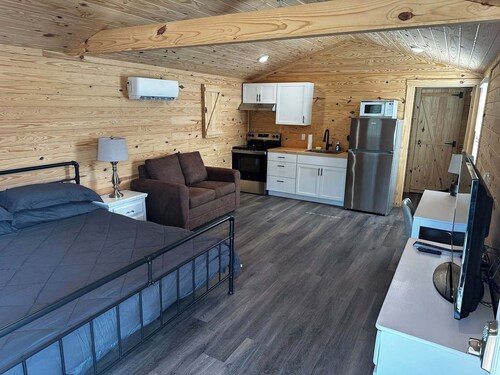 Cozy Studio cabin in peaceful Oktoc community near Starkville