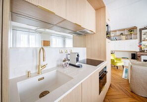 Een koelkast, een magnetron, een oven, een vaatwasser