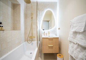 Shower, hair dryer, towels, soap - A CLASSIC PARISIAN STYLE IN THE HEART OF PARIS NEXT TO LUXEMBOURG - RUE BRÉA (Paris)