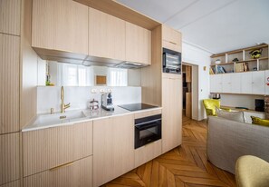 Fridge, microwave, oven, dishwasher - A CLASSIC PARISIAN STYLE IN THE HEART OF PARIS NEXT TO LUXEMBOURG - RUE BRÉA (Paris)