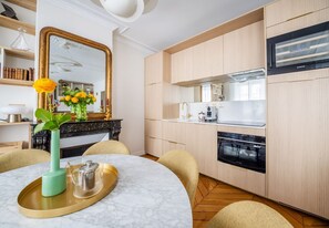 Wasserkocher mit Kaffee-/Teezubehör, Kühlschrank, Mikrowelle, Ofen