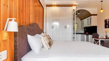 Tabla de planchar con plancha, wifi gratis, ropa de cama