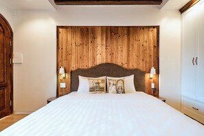 Iron/ironing board, free WiFi, bed sheets - Peaceful King Studio Retreat with Kitchen & Pottery Workshops (Thành phố Hạ Long)