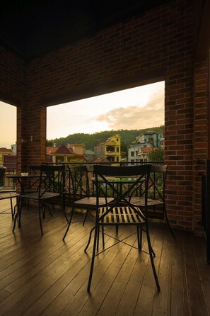 Outdoor dining - Peaceful King Studio Retreat with Kitchen & Pottery Workshops (Thành phố Hạ Long)